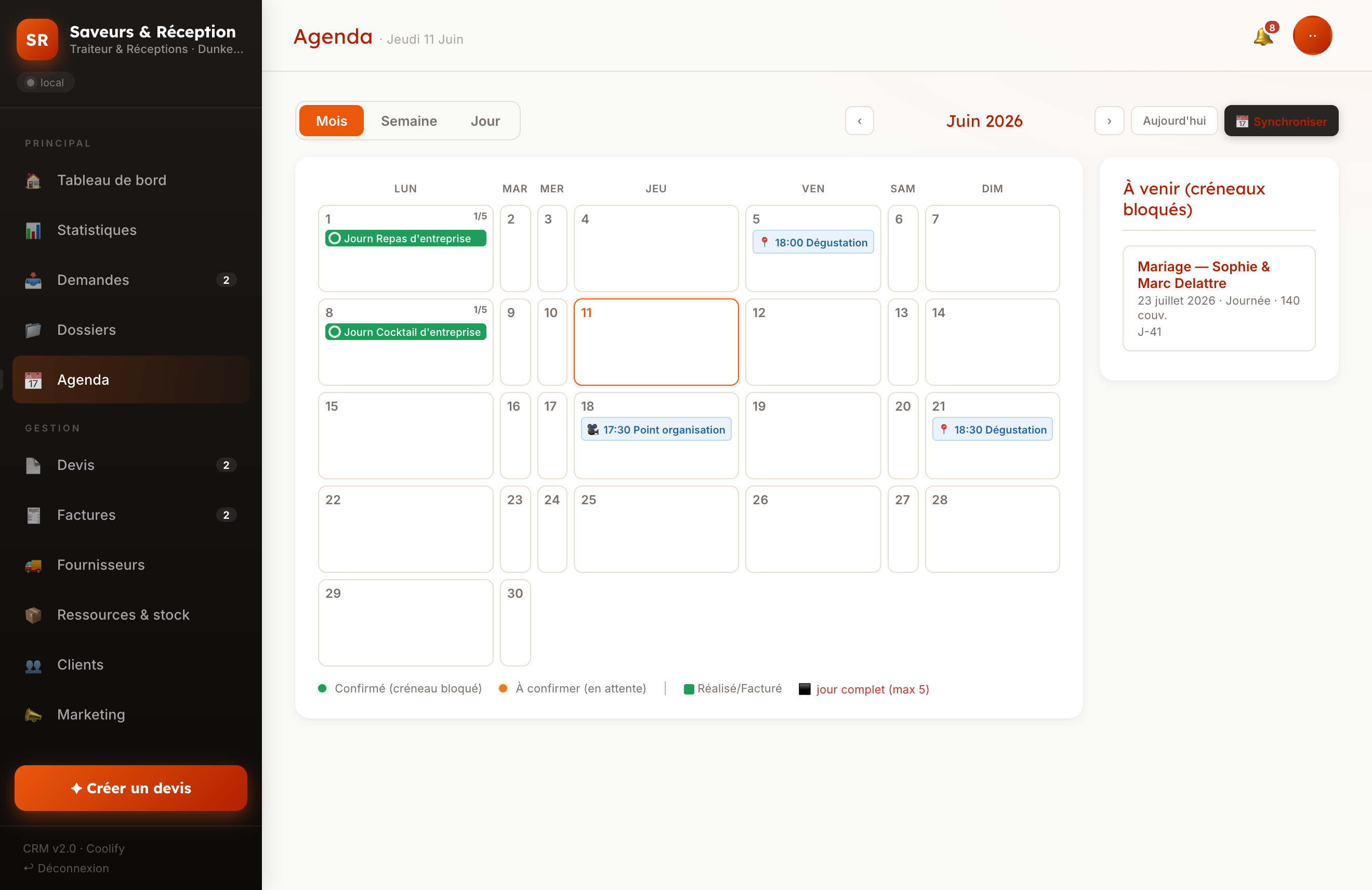 Agenda mensuel du CRM avec créneaux bloqués, événements confirmés et à confirmer, panneau des créneaux à venir