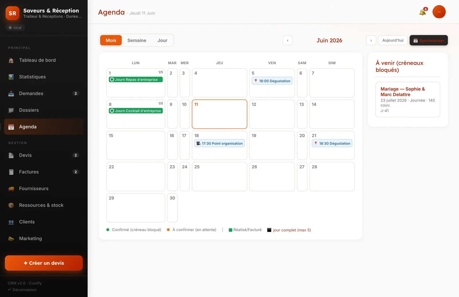 Agenda mensuel du CRM avec créneaux bloqués, événements confirmés et à confirmer, panneau des créneaux à venir